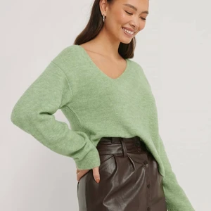 HELT NY Grön stickat tröja NAKD - HELT NY superfin grön stickat tröja från nakd, nypris 379kr. Alla etiketter kvar, säljs pga. Jag inte hann returnera. Kan mötas upp i Stockholm, Uppsala eller Gävle! 🤍