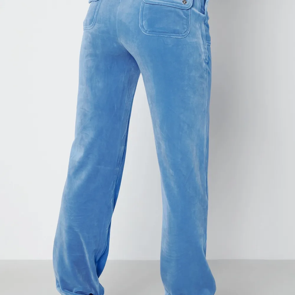 Söker dessa Juicy byxor i XS! Max 700 kr skriv om du har ett par du vill sälja🥰. Jeans & Byxor.