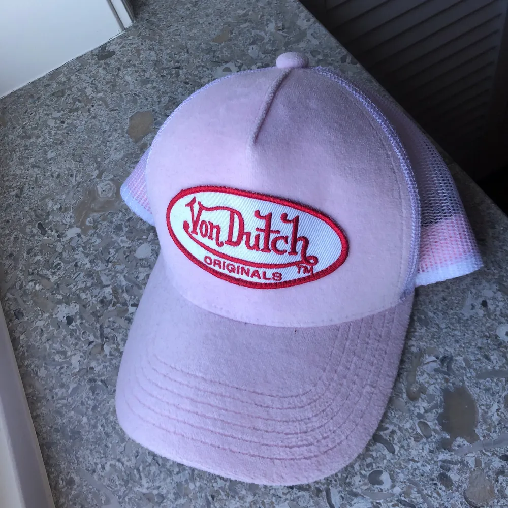 Säljer nu min älskade rosa von dutch truckerkeps som är helt slutsåld!! Endast använd ett fåtal gånger och ser ut som ny💞💞. Accessoarer.