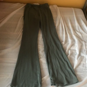 Grön utsvängd byxa  - En grön utsvängd byxa,finns inget fel på den
