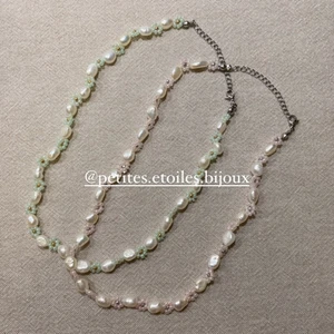 Clémentine🌸🌴🐚 - Clémentine är de charmigaste halsbanden med pärlade blommor och sötvattenspärlor. Delarna är i rostfritt stål och tål vätska! Går att beställa egendesignade!<33 | Clémentine - 189kr (+frakt💌 varierar!) | ☆ Sötvattenspärlor🦪 |☆ Kirurgiskt rostfritt stål⛓ | ☆ Vattentåliga🛁 |☆ Cirka +40cm📿 | ☆ SPECIALBESTÄLL MED EGNA FÄRGER OCH MÅTT!🪄📬 | (VÅRA EGNA BILDER!)