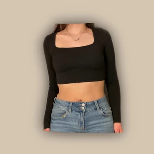 Zara långärmad - Fyrkantig urringning jättestretchig. Älskar den men har många liknande. Som ny