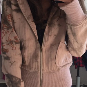 Skit snygg kofta❤️💗 - Rosa kofta med fina ditaljer lagom lång i armarna och i längden❤️💗