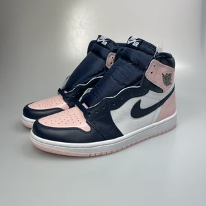 Jordan 1 high atmosphere  - Helt nya, har originalbox, skosnören, tags. Kvitto går att fixa om drt önskas