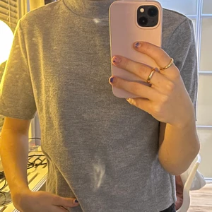 Grå tröja - Grå t-shirt i ett tjockt mjukt tyg. Har både storlek S och M. Jag har M på mig på bilden. Från zara. Pris 100 plus frakt