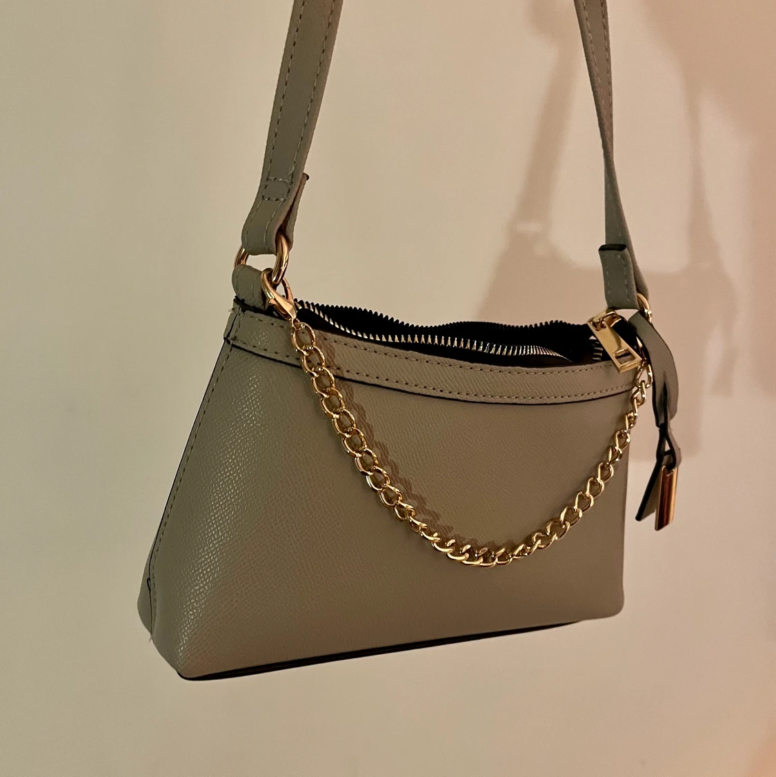 Grå väska med kedja