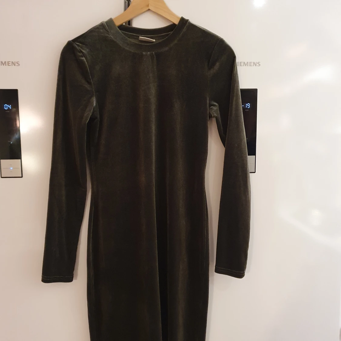 2 st klänningar från Weekday i sammet.  - 90