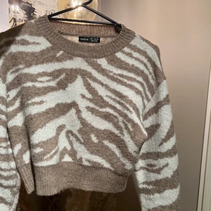 Tröja - Från Shein, jättefint skick och så skön🤎🤎 nypris var 169kr