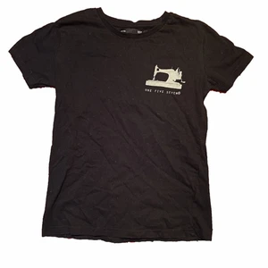 T-shirt - En svart fin t-shirt med en gammal symaskin på🖤 den är i bra skick och i storlek xs. Köparen står för frakten📦💕