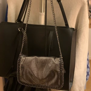 Glittrig väska - Säljer denna superfina glittriga väska som inte kommer till användning längre. Väskan har bara änvänts ett fåtal gånger så den har inga skador. Väskan är från en början från SHEIN men säljs inte längre på hemsidan. Kjedjan kan man reglera beroende på ifall man vill ha den cross-body eller på axeln⭐️