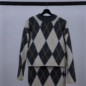 H&M x PRINGLE - stickad tröja + kjol - Storlek: Tröja S Kjol XS - Material: 52% polyester 41% akryl 4% ull 3% elestan