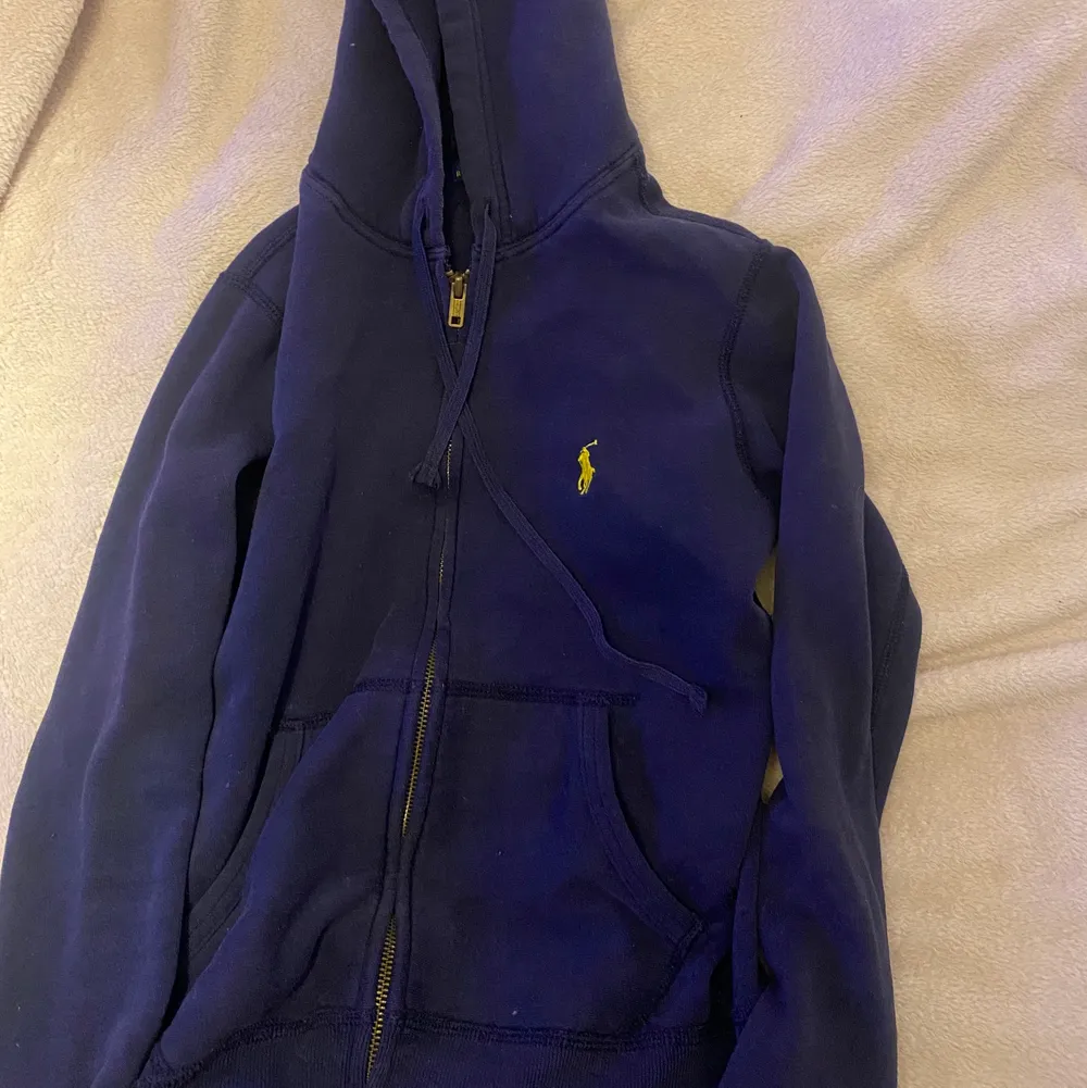 Zip up hoodie från ralph lauren köpt från kidsbrandstore😋 inte använt denna på flera år.. Tröjor & Koftor.