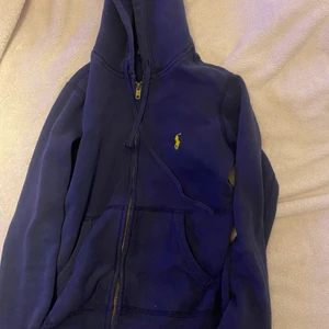 Ralph Lauren Zip up - Zip up hoodie från ralph lauren köpt från kidsbrandstore😋 inte använt denna på flera år.