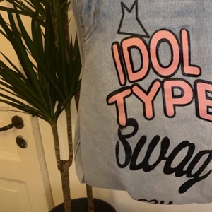 Jeans med text och hål. Storlek XS - Säljer mina fina jeans med tryck på. Storleken är XS men det funkar även på folk med S. Om du är intresserad kan jag skicka bild på de när jag har på mig de. 