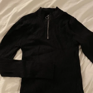 Långärmade tröjor  - Säljer dessa tre långärmade tröjor i olika modeller. Alla passar någon som är S och M. En för 20 kr, tre för 50 kr :) 