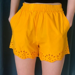 Gula shorts - Ett par söta gula shorts med fina detaljer perfekt till sommaren från Monki 💛 Använda en gång.