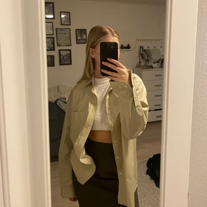 Beige skjorta - Superfin beige skjorta med ljusare knappar som blir en fin detalj 🤍Väldigt bra kvalite och aldrig använd så den är som ny!! Sitter snyggt oversized på mig som vanligtvis bär en S 