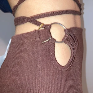 Bruna Flare byxor  - Helt oanvända byxor från Bershka! Säljes pga att dom är lite för stora för mig, jag är 173cm lång och dom är lite för långa som man kan se på sista bilden! Går absolut att sy upp om man kan sånt💖 