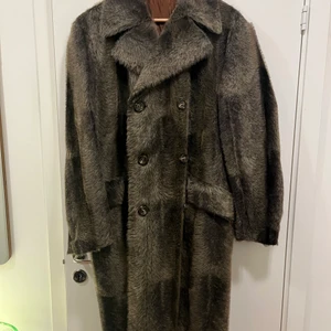 Rock - Här är en fin rock med sälimitation. Storleken står inte på men jag skulle säga att det är L på rocken. Den är väldigt fin! Den är använd några gånger men är i väldigt fint skick och ser ut som ny!