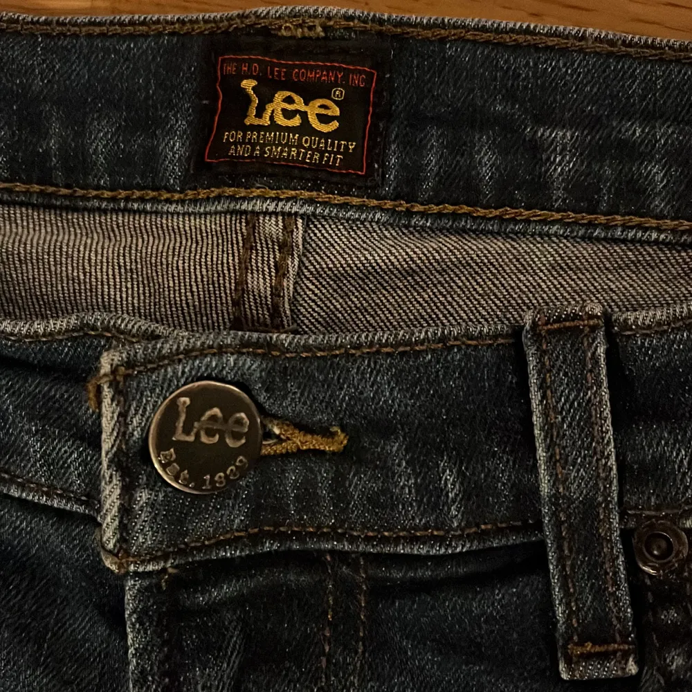 Ett par Lee jeans. Hittar ingen storlek men jag skulle säga att de passar en M alt en S om man vill ha de lite mer baggy. De går ner till foten på mig som är 1,70. Hör gärna av dig om du har frågor eller för fler bilder!❤️. Jeans & Byxor.