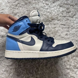 Air Jordan 1 retro high obsidians  - Hej! Säljer dessa skor då de inte kommer till användning tyvärr. Har endast använt dem 3 ggr! Kommer även med ljusblå oanvända skosnören som alternativ🙏🏼