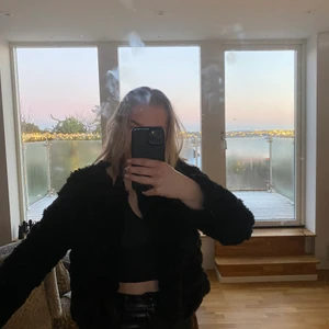 Svart pälsjacka  - En jätte fin pälsjacka som är använd mycket men den är fortfarande i väldigt bra skick! Nu har jackan tyvärr blivit för liten och hoppas på att någon annan kan få användning för den!