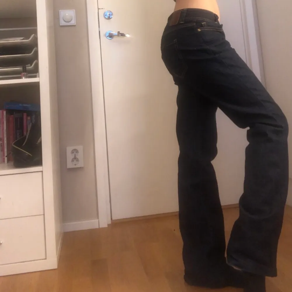 Mörkblåa jeans som är lågmidjade bootcuts! Jag är runt 160 cm.. Jeans & Byxor.