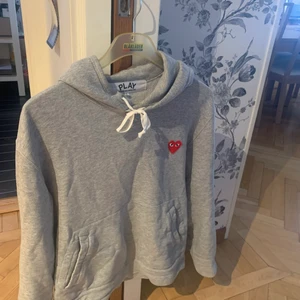 Cdg Hoodie strl L - Cdg Hoodie köpt på NK sitter som en medium. Cond 7/10. Bra skick. Kan säljas billigare vid rätt köpare