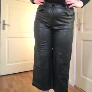 Sköna byxor från Zara i storlek L! Dom är aldrig använda och inmycket bra skick. Dom är korta i modellen o jag på bilden är 171cm.