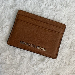 Michael Kors Korthållare  - Korthållare inköpt på Michael Kors butiken i Mall Of Scandinavia i Stockholm. Mycket fint skick! 