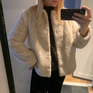 Mysig pälsjacka  - Superfin pälsjacka i mycket fint skick! Använd ett fåtal gånger. Storlek S. Hämtas i Uppsala eller skickas mot frakt. 