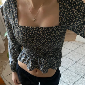 Söt tröja Pull&Bear - Säljer denna topp från Pull&Bear. Knappt använd, finns inte längre att köpa! 🌟så fina färger och mönster. Fraktpris kan diskuteras