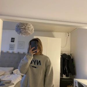 Grå sweatshirt  - Fin sweatshirt från Gina Tricot med tryck på framsidan