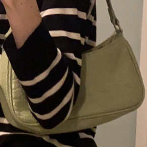 Axelväska  - En väska från monki köpte den för 200kr säljer den för 50kr + frakt 66kr💗 KAN SÄNKA PRISET VID SNABT KÖP 💗