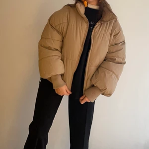 Oversized Pufferjacket   - Perfekt vinterjacka som jag ÄLSKAR men aldrig använder 💔 Har helt enkelt inte plats i garderoben för denna längre. Storlek Small men passar en Medium också då den är oversized 🔑