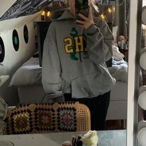 oversized hoodie - en oversized hoodie jag köpt på beyond retro. as bekväm och jättesnygg!! har tyvärr inte kommit till användning så tänker att jag säljer så kommer den kanske till mer användning! säljer för 100 exklusive frakt. hör av dig om du är intresserad