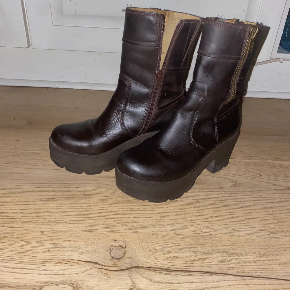 Johnny bull midcalf chunky boot i brunt läder ! Fint skick ! Nypris 1780 :-  mitt 9pris 500:- kan diskuteras:) vi kan dela på leveranskostnader! Vare sig vi möts  eller skickas . Skor.