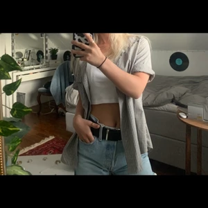 skjorta med korta armar - en as snygg skjorta som jag brukar bära med ett linne under. as bekväm och i ett mycket bra skick. kommer tyvärr inte till användning längre, därav säljer jag den! storlek 42 men skulle mer säga att den är i storlek 38! säljer för 40kr exklusive frakt. hör av dig om du är intresserad!