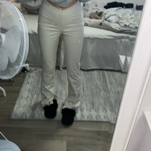 Skinnbyxor - Ljusbeiga skinnbyxor, endast testade och har prislapp kvar