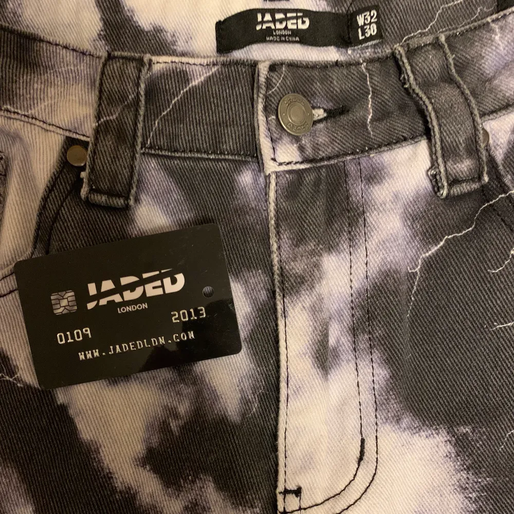 Ett par unika jeans från JADED LONDON. Köpta men tyvärr för liten storlek för mig. Inga slitage eller missfärgningar då jeansen är så gott som nya. Nypris 800kr. Jeans & Byxor.