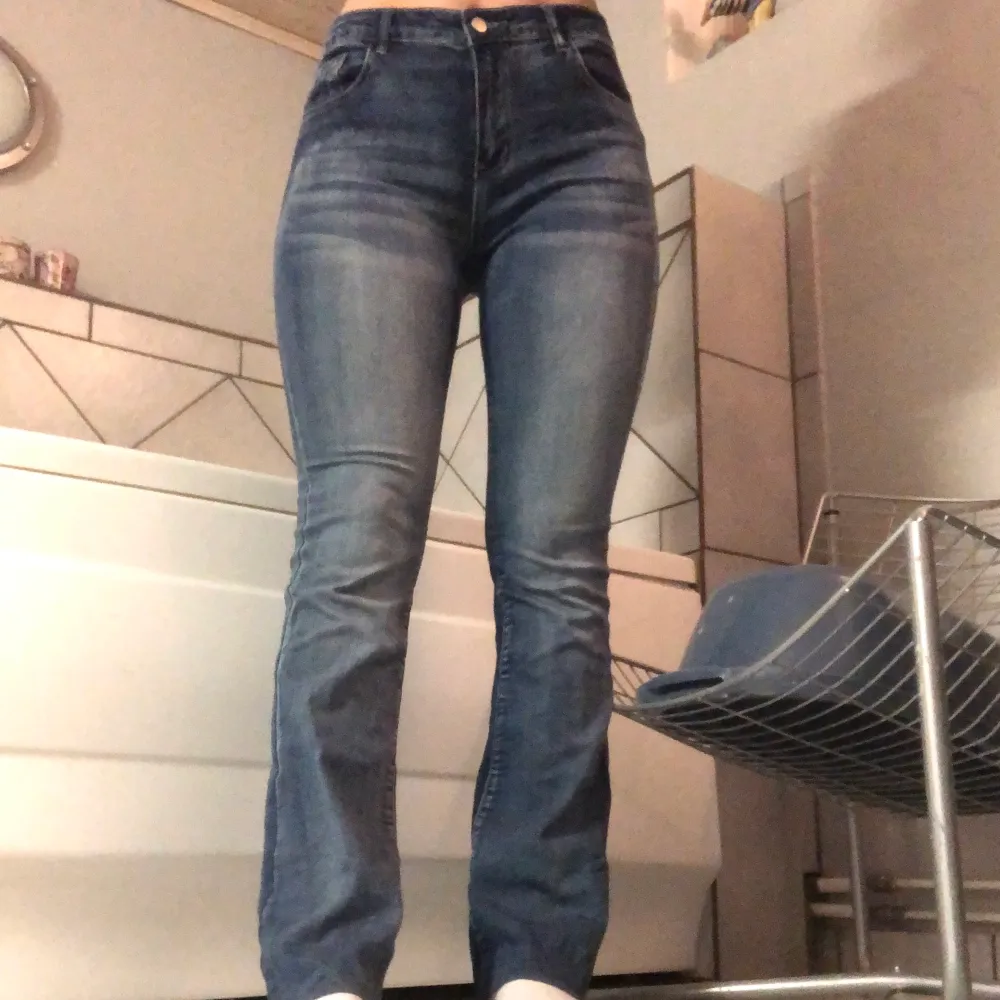 Fina mellanblå bootcut jeans med coola sömmar på baksidan. Jeans & Byxor.