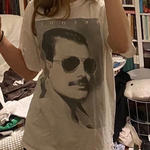 Freddie Mercury-tröja - Svincool Freddie-tröja! I storlek L, passar jättebra som oversized eller vanlig. Tror den är köpt på Carlings för ett tag sedan. Har används flitigt och sparsamt och älskats men använder den tyvärr inte längre🥰