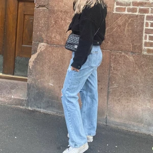 Blåa raka/vida jeans - Blå vida trendiga jeans med slitningar. Storlek L. Bilderna är inte lånade.