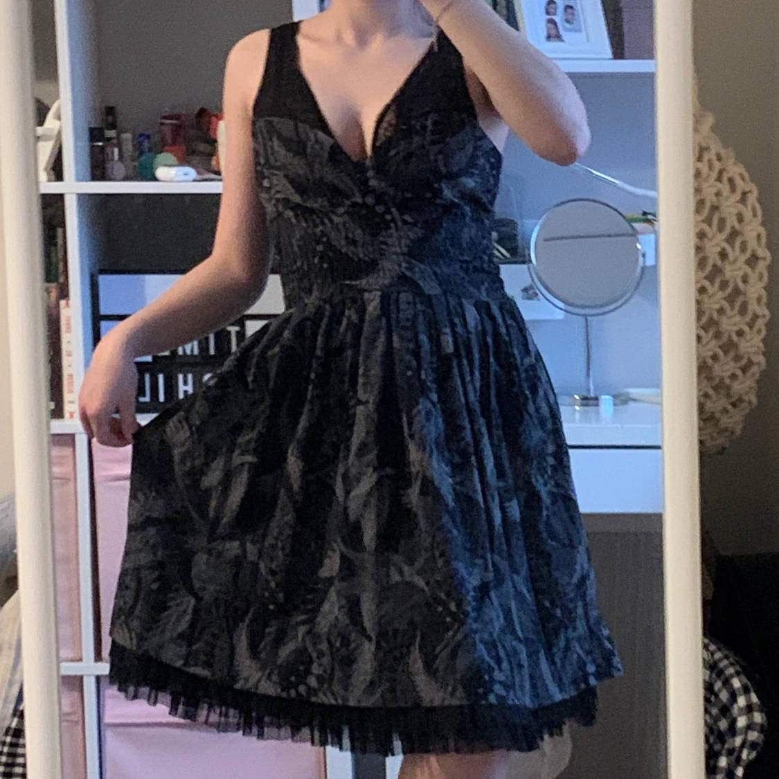 svart mönstrad volang klänning 