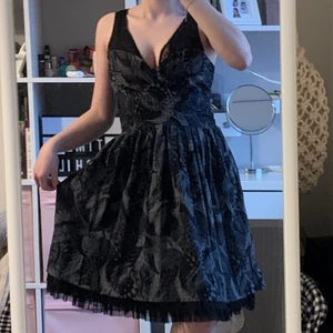 svart mönstrad volang klänning  - jättesöt mönstrad klänning med tyll under. säljs pga jag inte har någon användning av den. 