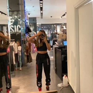 Astroworld sweatpants (Travis Scott) - Säljer mina favorit mjukisbyxor då jag inte har plats för de i min gadrob. Astroworld plagg är väldigt efterfrågade runt om i världen så de går alltid att sälja vidare de!