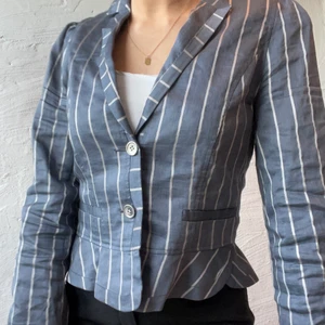 snygg slim-fit kavaj - vintage custommade blå-vit randig kavaj💫 otroligt snygg, slim-fitting, lite volang längst ner. köptes i new york på tidiga 2000-talet, i fantastiskt bra skick!