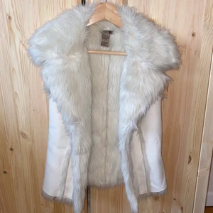 Väst - ❤️‍🔥Supersöt vitpälsig(fuskpäls) väst, går även att knäppa/stänga. Har en liten fläck (bild 3), skriv för fler bilder❤️‍🔥 strl S