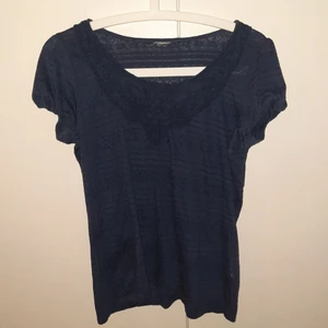 T-shirt  - Säljer denna fina T-shirt. Mörkblå. Den har inget så man kan se prislappen (se bild 3) kom privat vid frågor