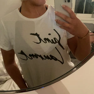Ysl tröja  - Säljer denna sjukt snygga och clean T-shirt från ysl. St S men pasar en xs-m skulle jag säga. Säljs då den inte används 